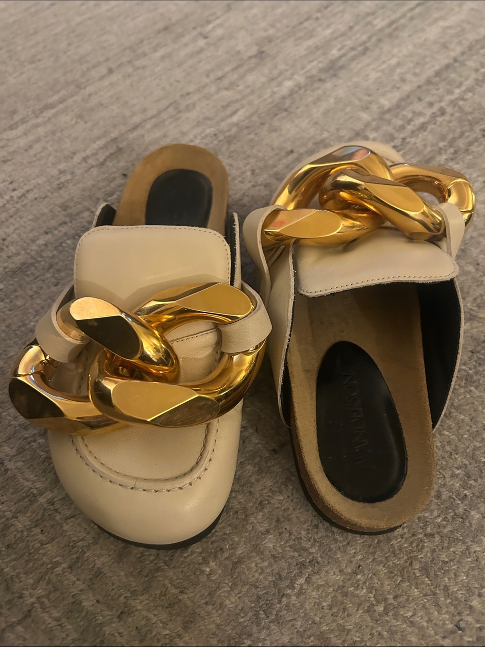 JW Anderson Cream Leather Slip-On Mules with Oversized Gold Chain - Picture 4 of 4